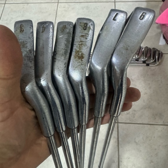John Daly 6 Pc Iron Set In Right Hand 
Steel shafts 
Used conditions - Picture 9 of 11